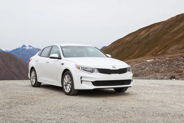 Beyaz Kia Optima Alaska Dağları