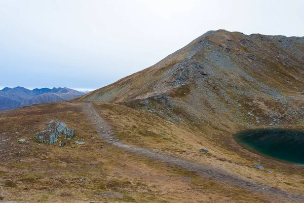 Bir Dağın Zirvesine Giden Sırt Boyunca Önde Gelen Mavimsi Buzul — Stok fotoğraf