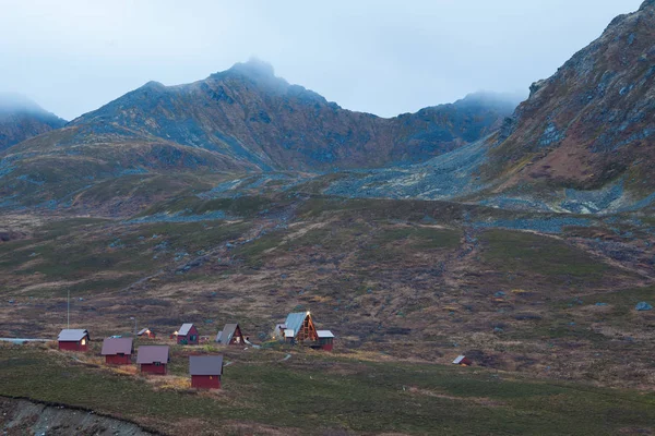 Группа Домов Городе Аляске Высоко Горах Утро Вершинах Холмов Виден — стоковое фото