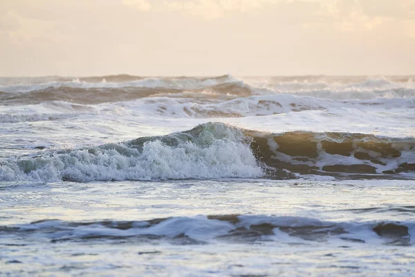 Golven Crashen Vroeg Ochtend Met Gouden Lichte Gele Wolken Achtergrond — Stockfoto