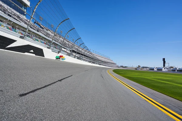 Asfalt Daytona tribünler bir açıyla yanında yarış pistinde