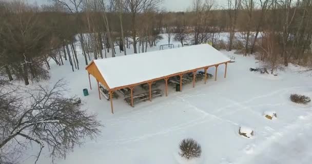Picknickplatz und Park im Winter mit Schnee bedeckt