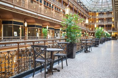 Cleveland, Ohio/Amerika Birleşik Devletleri - sandalye ve masa Downtown Cleveland eski Arcade yemek için. Tarihi tarihi bölge durumu 1975 yılında göz önüne alındığında, Arcade Downtown Cleveland Kraliçe Viktorya dönemine ait olduğu