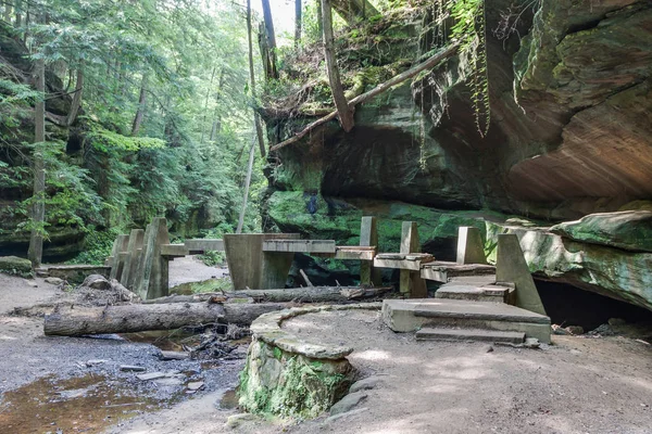 Bir köprü bir dere bir vadide yaprak dökmeyen ağaç ve kaya çıkıntılar Hocking Hills Devlet Parkı'geçiş.