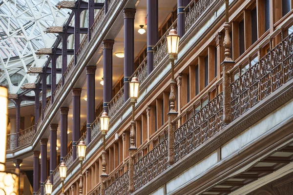 Cleveland, Ohio/ABD: Downtown Cleveland eski Arcade bir balkonda astar Lampposts. Tarihi tarihi bölge durumu 1975 yılında, Arcade Victorian mimari verilir.