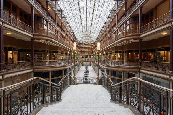 Cleveland, Ohio/Amerika Birleşik Devletleri - 5th Mart 2018: 1975, Arcade Downtown Cleveland yılında verilen tarihi tarihi bölge durumu bir Viktorya dönemi mimari şaheserdir. İki dokuz katlı bina katıldı.