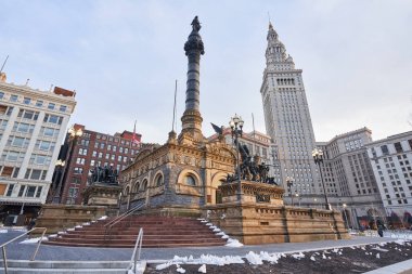                                Cleveland, Ohio/Amerika Birleşik Devletleri - 5th Mart 2018: Downtown Cleveland askerlerin ve denizciler anıt Levi Scofield tarafından tasarlanmıştır ve kamu meydanında yer almaktadır. Bu granit blokları ile kurulmuştur.