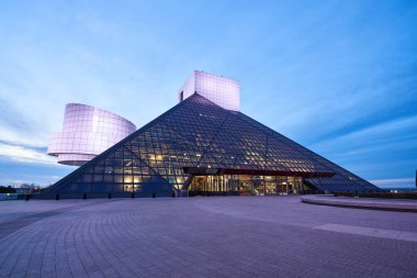 Cleveland, Ohio/Amerika Birleşik Devletleri - 5th Mart 2018: Rock and Roll Hall of Fame akşam ışıklar ve arka plan mavi bir gökyüzü aydınlandı. 