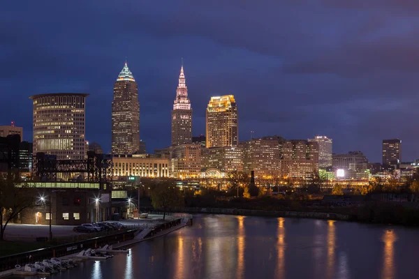 Cleveland, Ohio/Amerika Birleşik Devletleri - 9th Kasım 2017: Cuyahoga Nehri ve Cleveland Daire şehir Cleveland ve arka planda görünür Cleveland manzarası ile gece. 