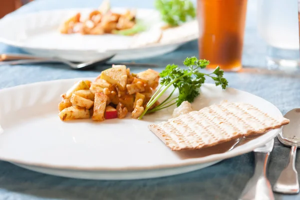 Bir Fısıh seder suyu, matza, Charoset, tuzlu su ve acı otlar (maydanoz ile).