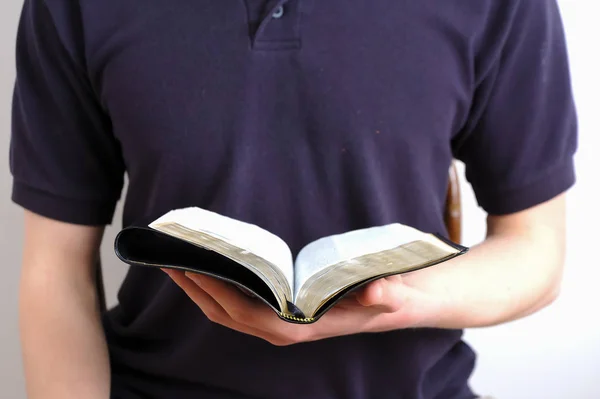 Ung Man Läsa Liten Bibel Som Bär Marinblå Tröja — Stockfoto