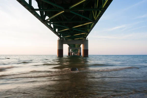 Üzerinden doğrudan Michigan Mackinac köprünün altında görüntüleyin. Akşam ve gökyüzünün rengini dolu.