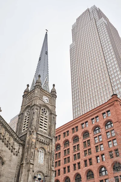 Iglesia Piedra Vieja Cleveland Ohio Empequeñecida Por Los Edificios Rascacielos — Foto de Stock