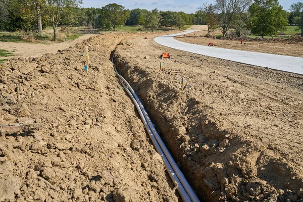 Novo Tubo Pvc Uma Vala Perto Lado Uma Estrada Estrada Imagens De Bancos De Imagens Sem Royalties