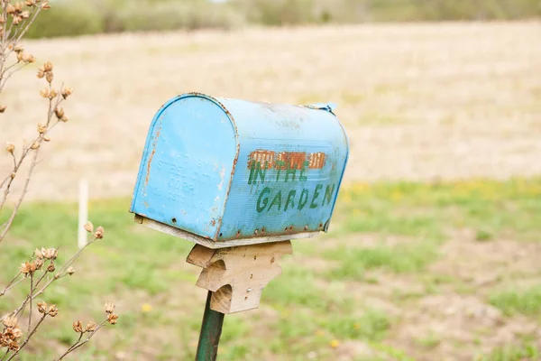 Bahçede Depolamak Için Kullanılan Eski Soluk Bir Posta Kutusu Arka Telifsiz Stok Imajlar