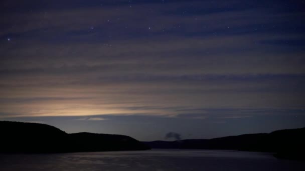 星の夜には 雲が目の前を通過すると 貯水池の上に輝く この時の経過はアレゲニー国立の森で撮影された 暗闇にもかかわらず 丘は遠くに上昇します — ストック動画