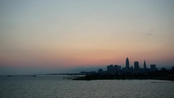 俄亥俄州克利夫兰的一个五彩缤纷的早晨 阳光普照在市中心 伊利湖是平滑的 天上有几朵云彩 呈现蓝色 黄色和粉色 天一亮城市就醒了 — 图库视频影像