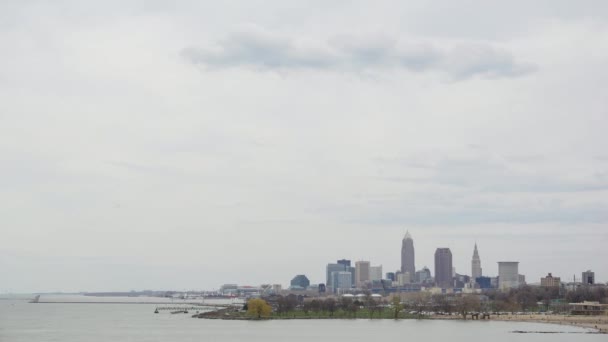 Wolken Ziehen Einem Bewölkten Frühlingstag Über Cleveland Hinweg Ein Paar — Stockvideo