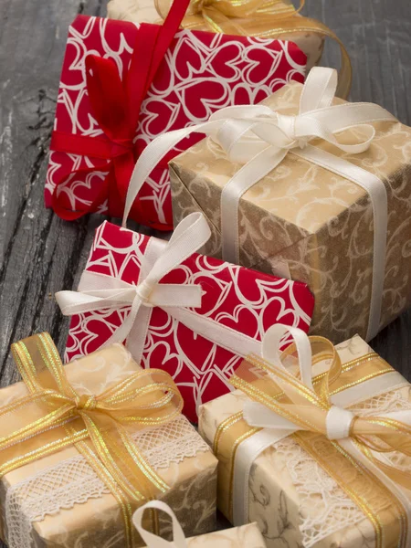 Cajas de regalo decorativas con cintas — Foto de Stock