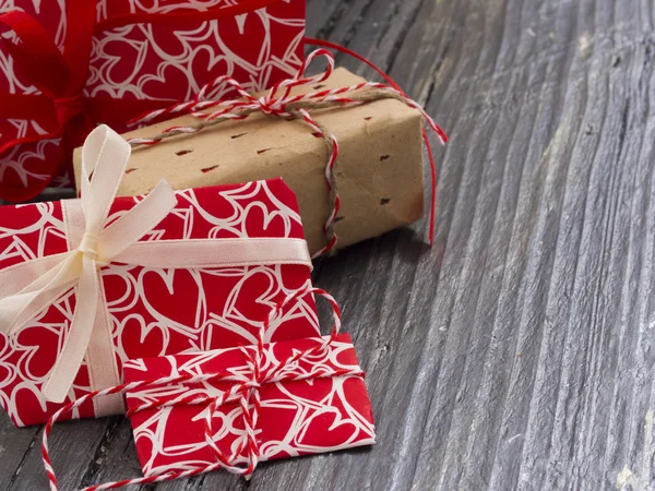 Dekorative Geschenkboxen mit Schleifen — Stockfoto