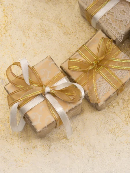 Cajas de regalo decorativas con cintas — Foto de Stock