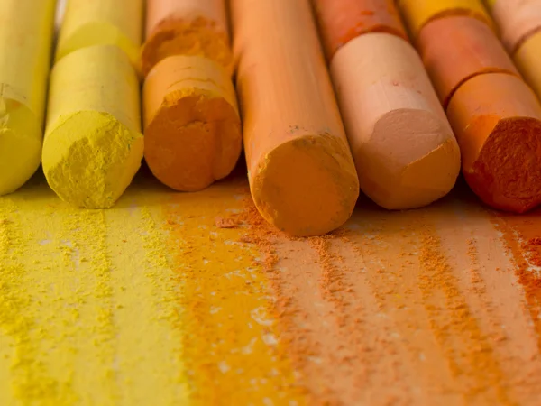 Kleurrijke artistieke kleurpotloden — Stockfoto