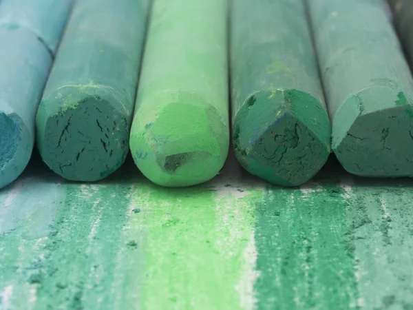 Зеленые художественные карандаши — стоковое фото