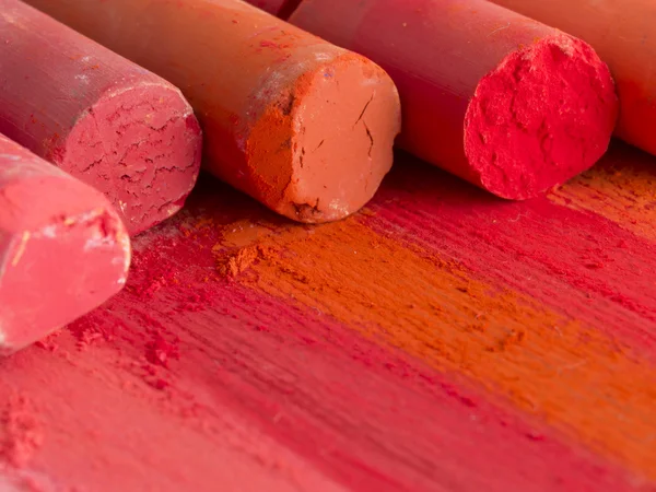 Crayones artísticos rojos — Foto de Stock