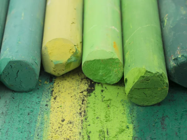 緑の芸術的なクレヨン — ストック写真