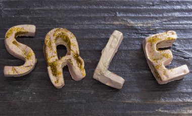 ahşap zemin üzerinde satış konsepti