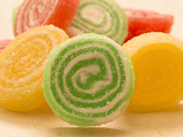 Doces coloridos com açúcar cristal — Fotografia de Stock