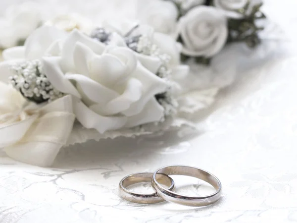 Anillos de boda dorados — Foto de Stock