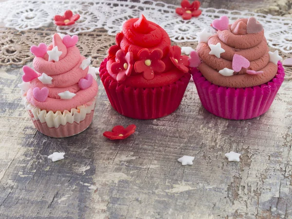 Färgstarka och smakfulla cupcakes — Stockfoto