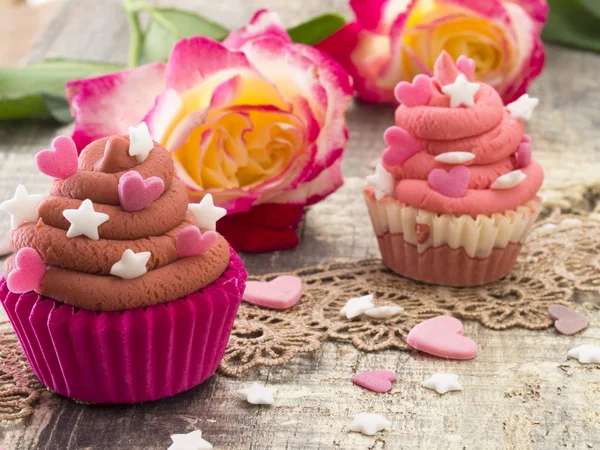 Färgstarka och smakfulla cupcakes — Stockfoto