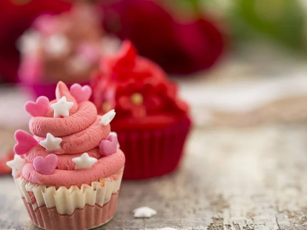 Färgstarka och smakfulla cupcakes — Stockfoto