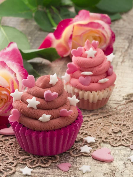 Färgstarka och smakfulla cupcakes — Stockfoto