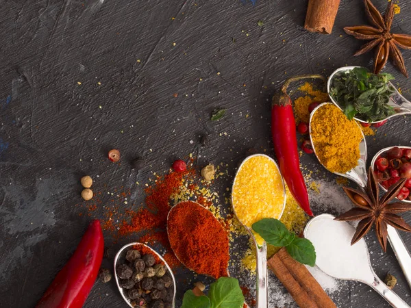 Kleurrijke specerijen op de tafel — Stockfoto
