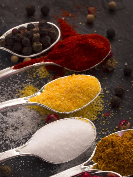 Färgstarka kryddor på bordet — Stockfoto