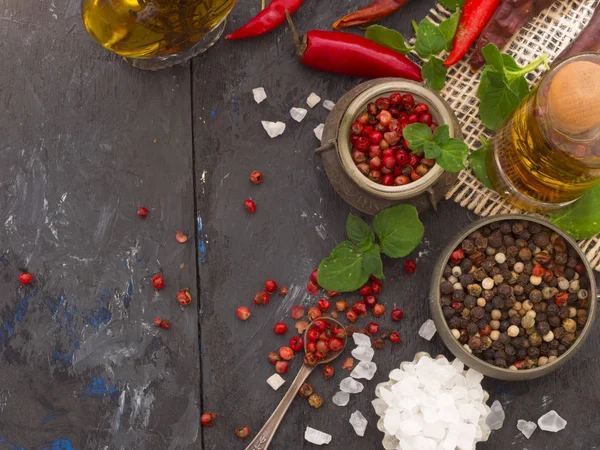 Bunte Gewürze auf dem Tisch — Stockfoto