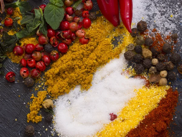 Färgstarka kryddor på bordet — Stockfoto