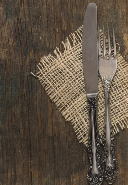 Tenedor y cuchillo sobre la mesa — Foto de Stock