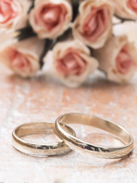 Anillos de boda dorados —  Fotos de Stock