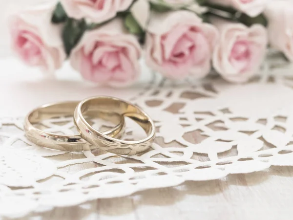 Golden wedding rings — Stock Photo, Image