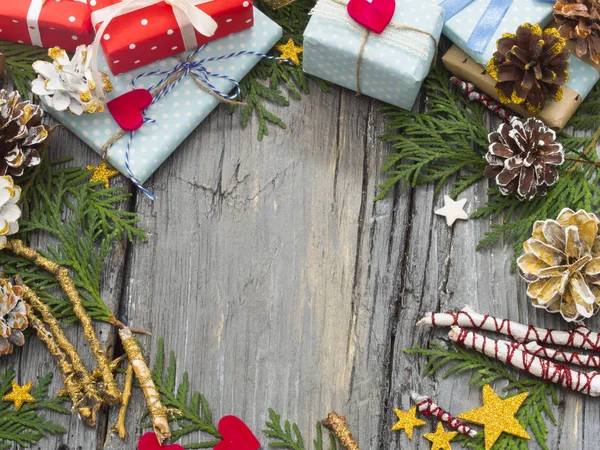 Disposizione decorativa natalizia con coni — Foto Stock