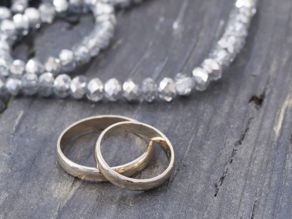 Anéis Casamento Dourados Com Bela Decoração — Fotografia de Stock