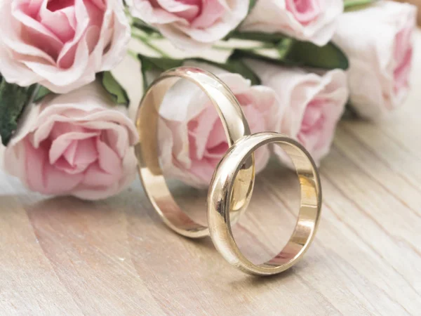 Anéis Casamento Dourados Com Bela Decoração — Fotografia de Stock