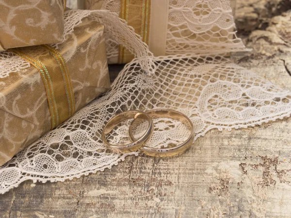美しい装飾が付いて金の結婚指輪 — ストック写真