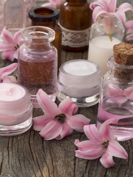 Natural Cosmetics Fresh Spring Flowers Concept — Stock Photo, Image
