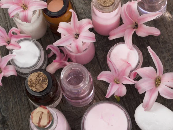 Természetes Kozmetikumok Friss Tavaszi Virágok Koncepció — Stock Fotó