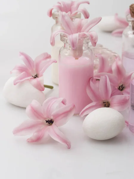 Természetes Kozmetikumok Friss Tavaszi Virágok Koncepció — Stock Fotó